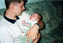 Papa, Du sollst mir nicht immer die Zunge rausstrecken!!!!
