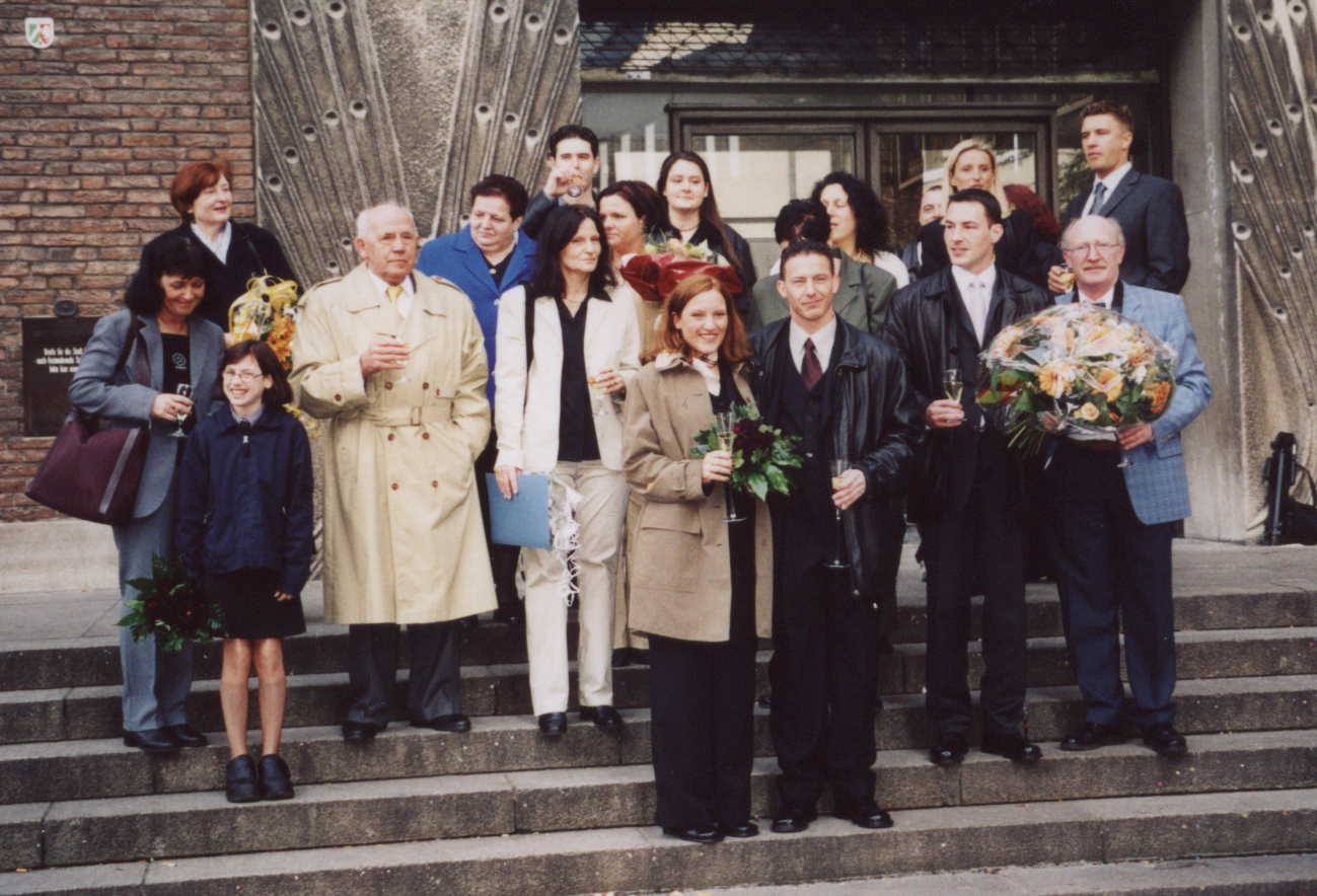 Ein Teil der Hochzeitgesellschaft vor dem Standesamt