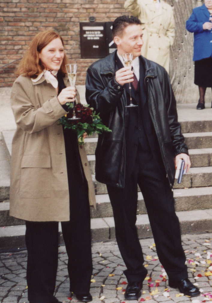 Petra und Harry nach der Trauung beim Ansto�en