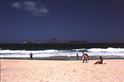 gehrt neben dem Strand von Leblon