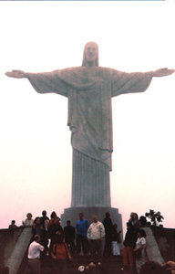neben dem Zuckerhut das Wahrzeichen Rios:  die 38 Meter hohe Christusstatue