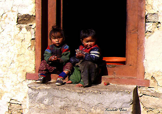 Sherpa-Kinder in Namche Bazar (barfu - selbst bei Frost)