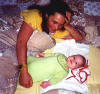 im groem Bett mit Mama