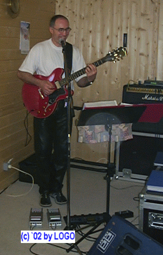 aber am liebsten schl&auml;gt er die Saiten seiner Gitarren - Rolf