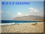 Kiesstrand vor den Apartments