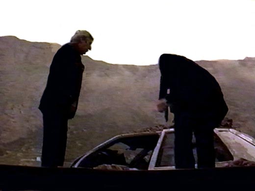Palermos Polizeichef Carlo Jovine begutachtet den Fiat Croma in dem Falcone sass