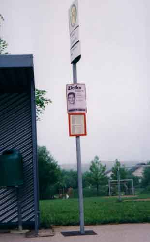 Zlatko-Plakat an der Bushaltestelle Dewangen