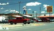 der Riesencowboy verkauft "used cars"