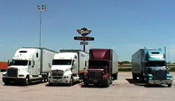 Trucks vor dem Dixie's Signet