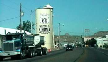 Kingman gr��t auf einem Silo