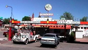 altes Auto als Blickfang f�r Burger und Tacos