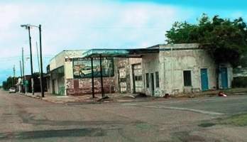 eine von vielen, vielen verlassenen Tankstellen