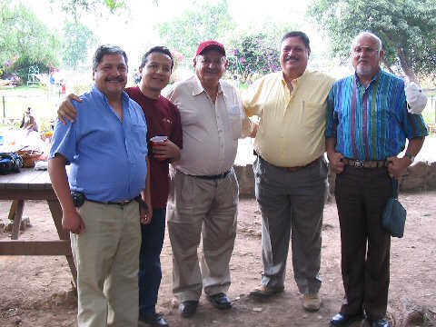 Un grupo de Hermanos departiendo la alegria del lugar