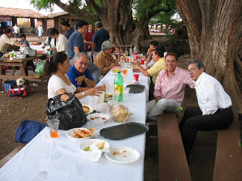 La mesa con lo que qued� de las viandas de mariscos
