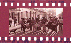 
Una cuerda de candombe en las calles de Montevideo