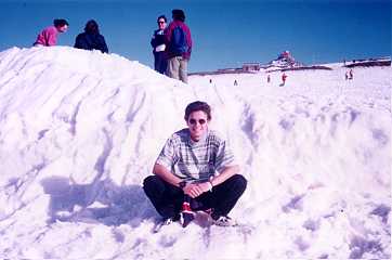 A mais de 2500 m, na neve...e em t-shirt! 