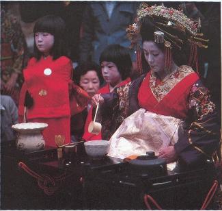 geisha in ceremony2.JPG (20171 bytes)