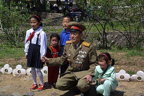 Taesong Funfair, Grandfather and grandchildren