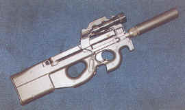 Belgijska brzostrelka FN Herstal P90 za novo strelivo 5,7 x 28, ki si ele utira pot k uporabnikom. S 50 naboji tehta 3 kg, na sliki je prikazana z duilcem poka in svetilko ob namerilni napravi. 