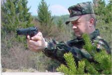 Dvorono in monokularno streljanje s pitolo Beretta 92 FS