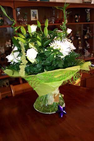apresentoflovelyflowersfromherofficefriends.jpg