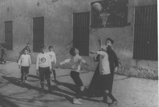 El padre Milln enseando baloncesto
