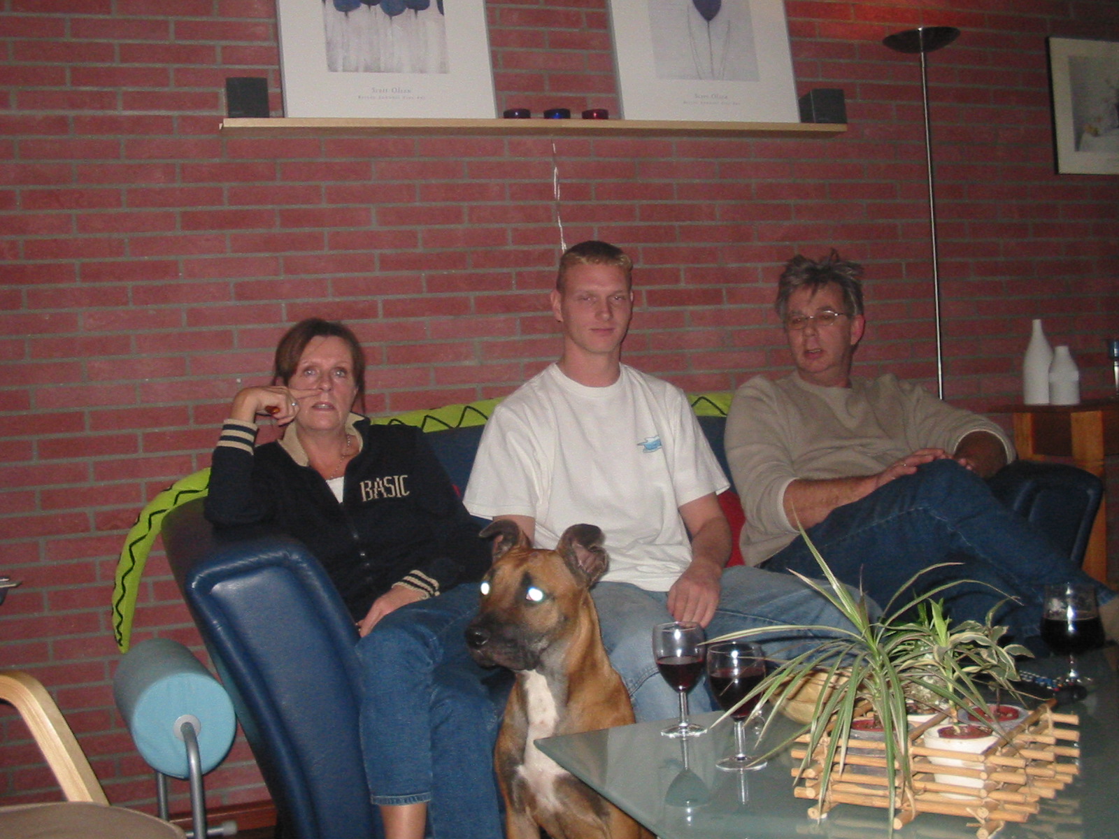 Het vrouwtje is voor haar werk naar frankrijk, indien ze een internet mogelikheid heeft, dan ziet ze haar ouders en d'r vriend even terug 
