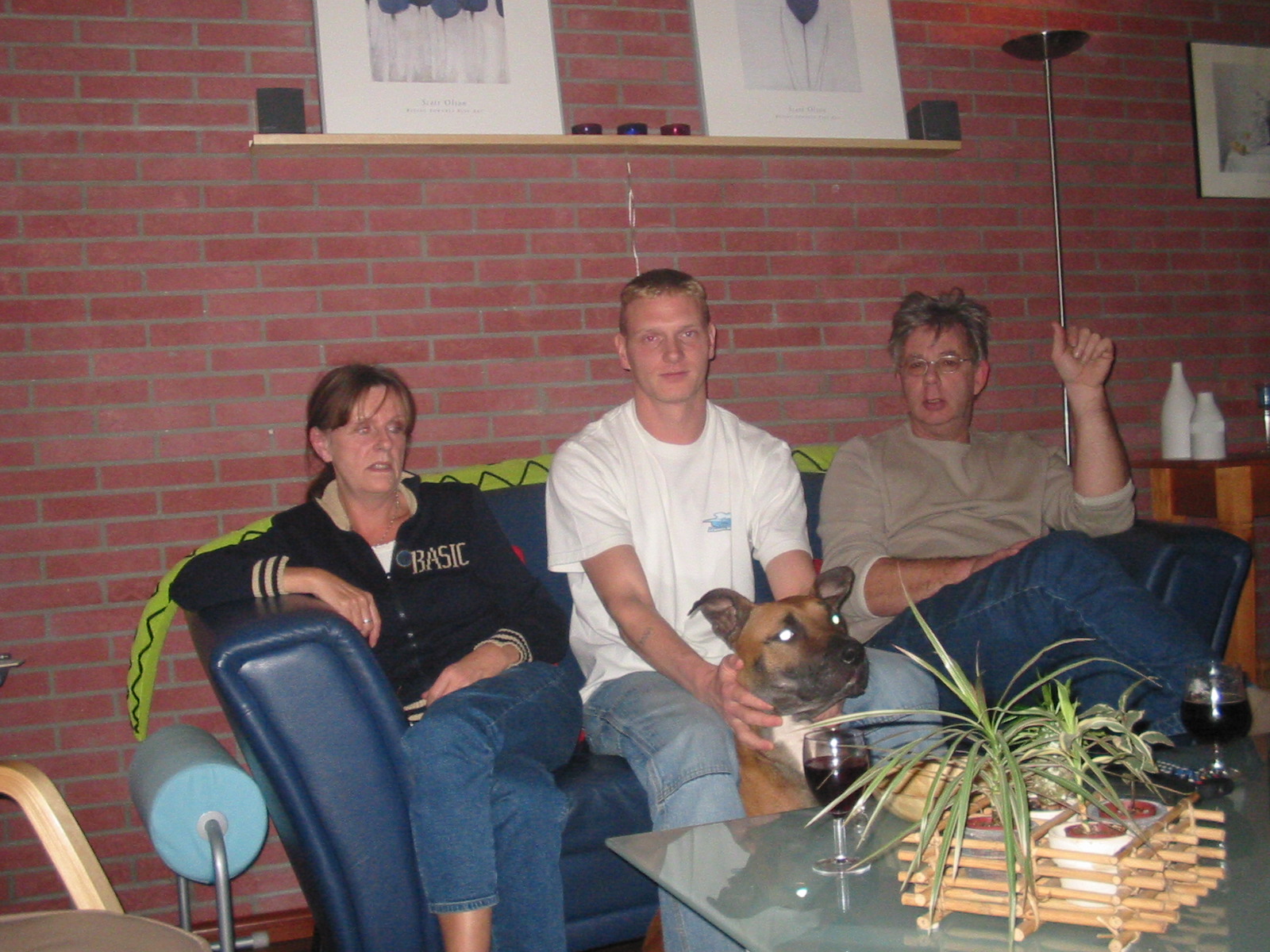 Het vrouwtje is voor haar werk naar frankrijk, indien ze een internet mogelikheid heeft, dan ziet ze haar ouders en d'r vriend even terug 