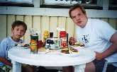 Pappa och Pontus ter middag p altanen i Hultsfred, klicka fr strre bild