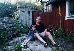 Pappa och Pontus utanfr Stugan i Vstra Karup, klicka fr strre bild