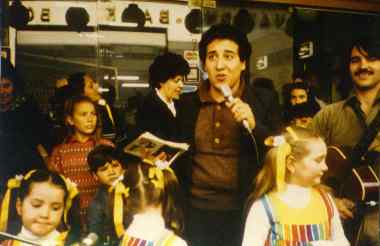 Eduardo Lause junto a RAYITOS DE SOL (Rebeca, Magadalena y Vincent Coppola)