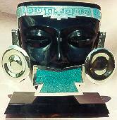 Las mascaras se utilizan en los rituales, y ceremonias funerarias cubriendo el rostro del muerto. Las de Teotihuacan tiene diseos de tringulo invertido.