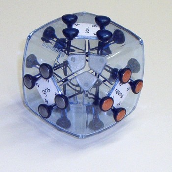 Brainstring con pegatinas.