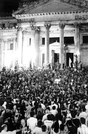 19 de diciembre de 2001 en la escalinata del congreso. Solo faltó entrar.
