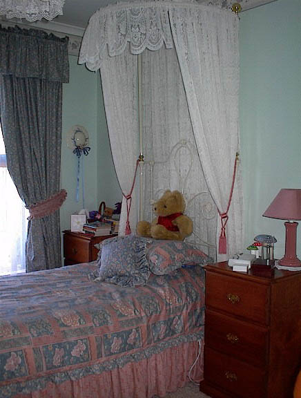 bed.JPG (49876 bytes)