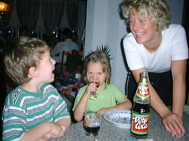 Sa 11.7.98 17:10 - Marc im Gesprch mit zwei Frauen, Frnzi und Jana - wer ist wohl Jana?