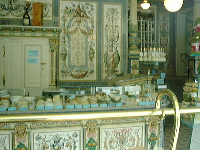 Mo 13.7.98 13:20 - Dresden: weltberhmte Pfunds-Molkerei, Blick durch Schaufenster - n Guet!