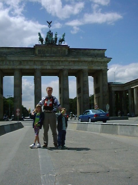 Di 14.7.98 13:40 - Brandenburgertor, Berlin: Ivo T. verliebt sich in die Stadt Berlin - B. ist eine S�nde wert ...