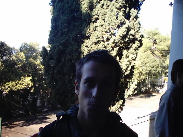 ...Gugic ima pirs na nosu i smrdi...