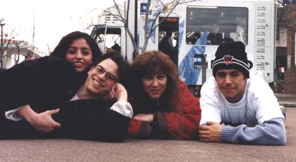 Un momento de ardua tarea en el OB de Newcastle, agosto 1999. Malena, Trucha, la Diabla y Eduardo