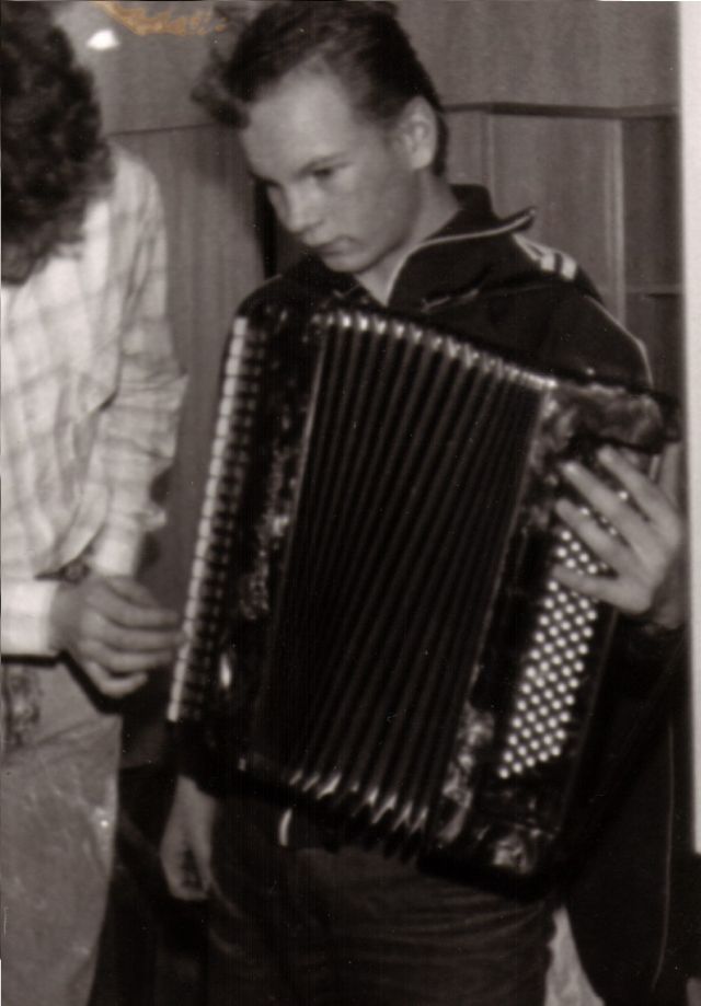Erkki umbes 1987 lõõtsa mängimas