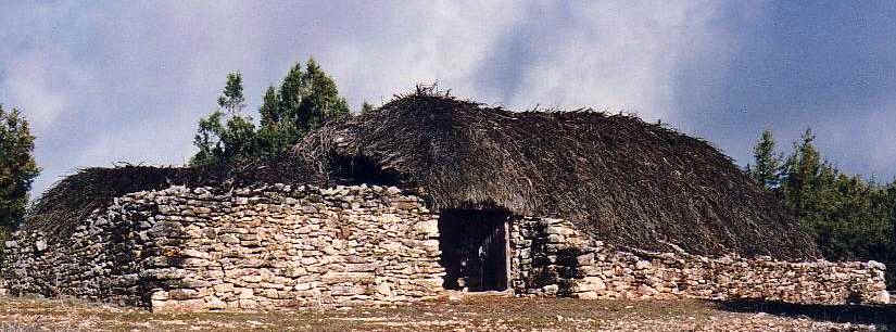 Chozn o paridera tpica de la zona. Existen cientos de ellas en los trminos de Ablanque, Cobeta, Olmeda de Cobeta, El Villar, Riba de Saelicies, etc. El tipo de construccin recuerda profundamente las viviendas clticas. Actualmente tienen una proteccin especial, pero la mayora de ellas se estan en ruina