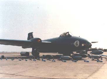 BAC Canberra peruano modelo B (I) Mk.12 con su carga blica completa. Bombas de mas de 1,000 libras, y demas armamento Los aviones Canberra fueron aviones mortiferos que amenazaron al infeliz invasor ecuatoriano desde el cielo cenepano y que fueron su azote durante su igmoniniosa derrota en el Alto Cenepa!