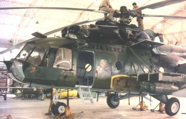 Labores de mantenimiento en un Mi-8TB Hip-F de la Fuerza Aérea Peruana