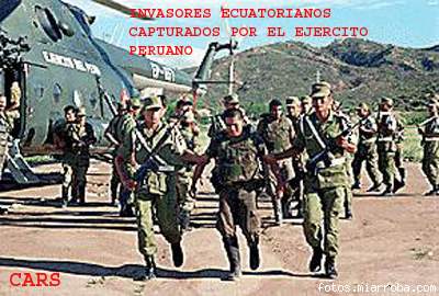 Soldado invasor ecuatoriano capturado, con otros 6 intrusos, por los Valientes Soldados Peruanos al haber sido sorprendidos sembrando alevosamente minas en territorio peruano, al fondo un Helicóptero peruano de transporte Mi-17