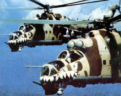 Pareja de helicópteros Hind peruanos sobre el Amazonas. Obsérvese la cabina en tándem, sus ametralladoras de proa, sus sistemas de designación de armas.