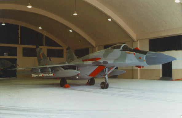 Mig-29S peruano an en su hangar, el da de su solemne presentacin oficial. Las tomas de aire y sensores se encuentran convenientemente protegidos
