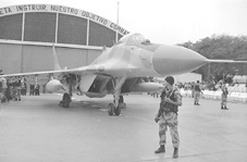 Mig 29 ante hangar en la base area de Las Palmas