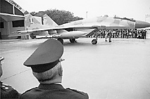 Vista lateral del Mig-29 peruano el da de su entrega oficial