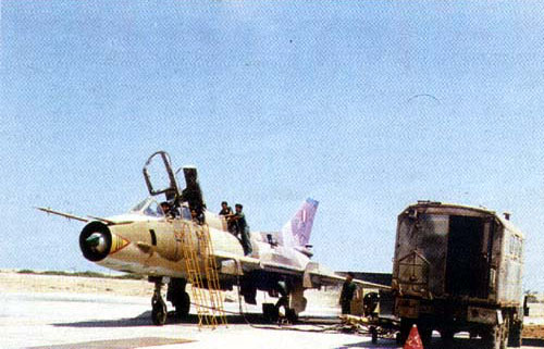 Sukhoi 22U Fitter G biplaza peruano con capacidad de combate, con su anterior esquema tctico en arena y marrn